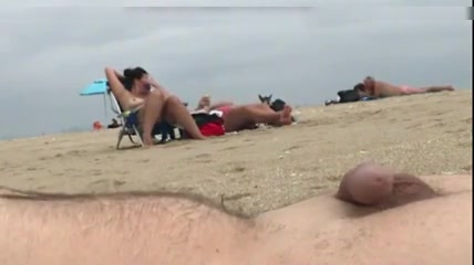 Frau am strand nackt