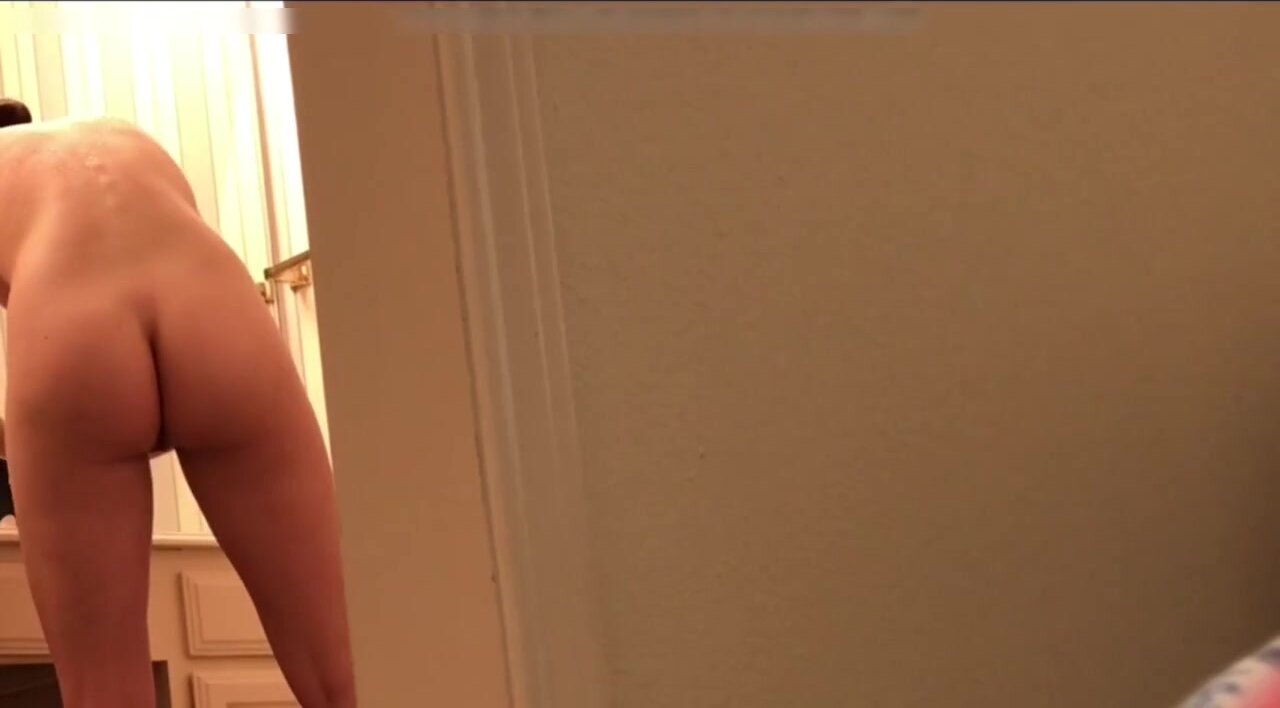 Versteckte Kamera im Badezimmer filmt heimlich nackte Schwester Bild