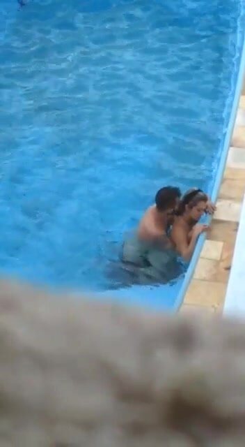 Geiles Paar macht Sex im öffentlichen Schwimmbad während versteckter Voyeur Aufnahmen macht