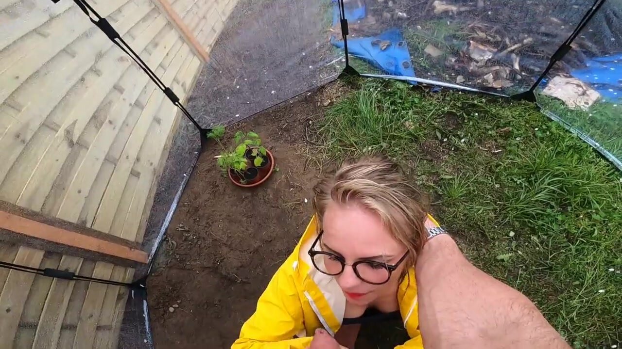 Blondine wird draußen so geil und will Sex haben